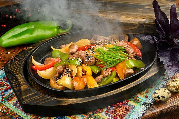 Шипящая сковородка. Обжаривается с овощами.